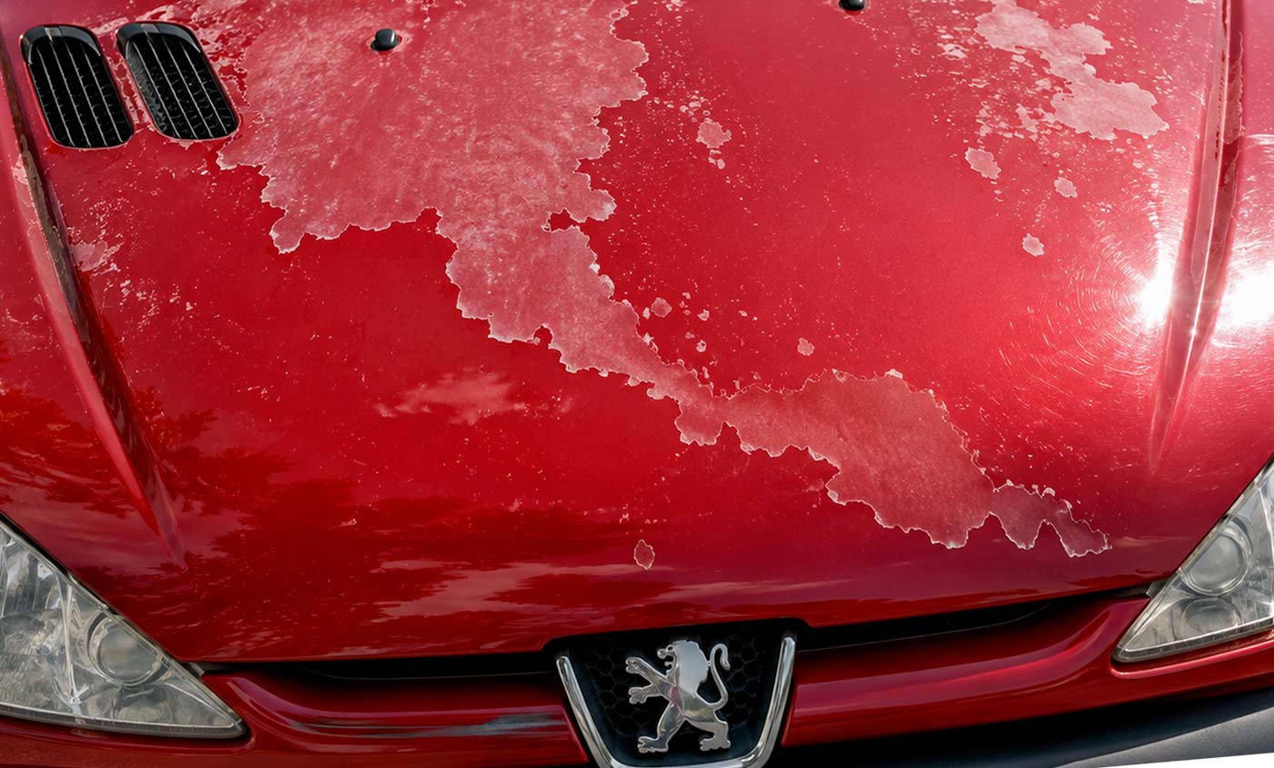 Vernis écaillé sur le capot d'une Peugeot 206